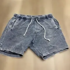 H&M（DIVIDEDライン） ケミカルウォッシュ加工のデニムショートパンツのサムネイル