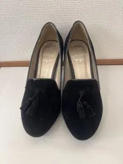 黒 スエード タッセル付きパンプス