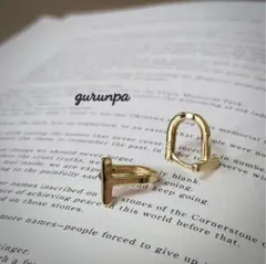 【残り僅か】シンプルなT字型ピアス　ゴールド　小さめ