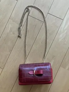 赤 クロコダイル風ショルダーバッグ - メルカリ