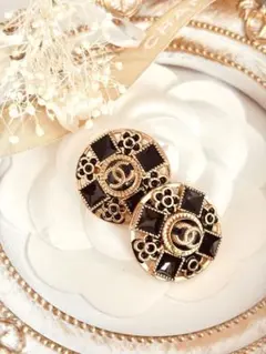 VINTAGE CHANEL BLACKフラワーボタン　２個