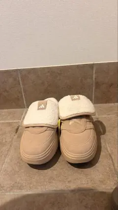 adidas ボア付きスニーカー ベージュ