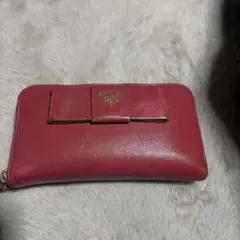 PRADA ピンク エンボス加工 長財布