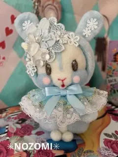 羊毛フェルト☆ストラップ付き縫いぐるみʕ•ᴥ•ʔフラワーうさぎ♡水色