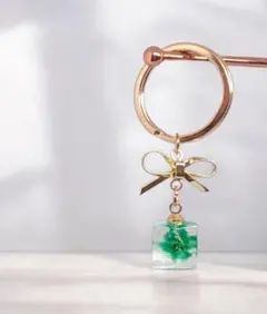 かすみ草　揺れるリボンキューブチャーム　めじるしチャーム　レジンキーホルダー