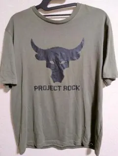 ラ*〜様 Under Armour PROJECT ROCKオリーブグリーン T