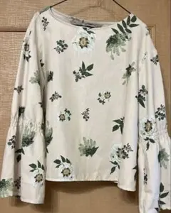 KOE トップス ブラウス　 ボタニカル　花柄アイボリー　フリル袖　可愛い