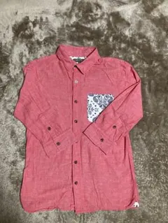シャツ　明るい赤　ピンク寄り　ポケット　柄