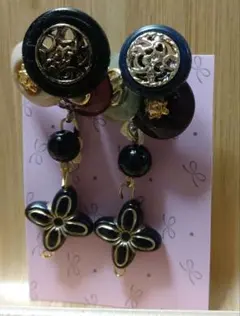 ハンドメイド ボタンイヤリング ブラック800円