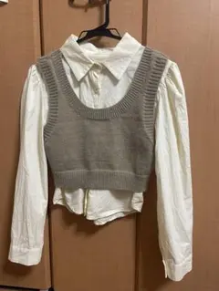 ベージュニットベストとホワイトベージュシャツセット