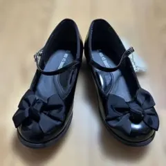 新品未使用☆コムサイズム　黒リボン付エナメル調　ワンストラップシューズ19㎝