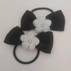 【10】ふんわり手編みの　お花付きリボン ヘアゴム 2個セット 黒✕ライトグレー