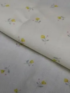 （P7411）約51㎝×約67㎝・薄いクリーム地に小花プリント端切れ