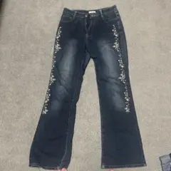 刺繍入りダークブルーフレアデニム