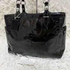 COACH ポピー Y2K エナメル トートバッグ シグネチャー エンボス 블랙