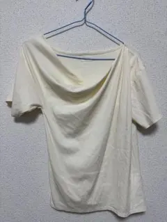 アイボリー〜クリーム色 半袖Tシャツ