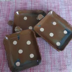 長四角の小皿、ドットは、薄茶です。３枚。取皿にも。