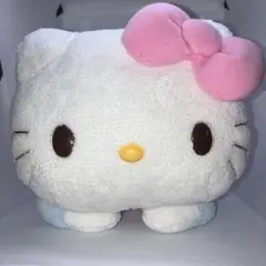 ハローキティ　ぬいぐるみ　寝そべり　伏せ　ピンク水玉　水色シャツ