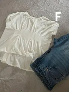 美品ホワイト タック入りフレアシルエット 半袖Tシャツのサムネイル