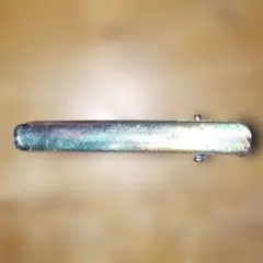 虹色の金属製ヘアクリップ