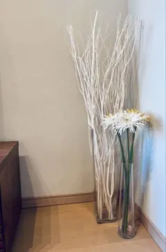 匿名送料無料 透明ガラスの花瓶２つと造花セット