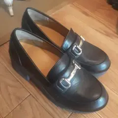 黒のローファー メタルバックル付き