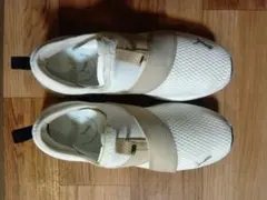 PUMA スリッポン スニーカー ホワイト/ベージュ