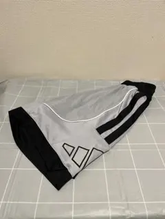 adidas グレー ブラック ストライプ ショートパンツ