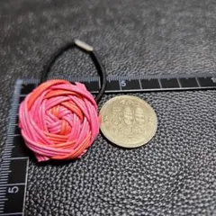 クラフトバンドで大小の髪飾りを色を加え丁寧に作りました。500円玉サイズです。