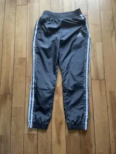 adidas 黒 シャカシャカ　ジャージパンツ 140