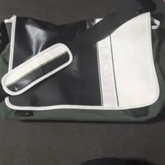 LACOSTE メッセンジャーバッグ グリーン ブラックのサムネイル