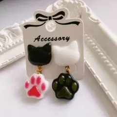 白黒ネコと肉球のレジンピアス＊ 樹脂ピアス イヤリング無料