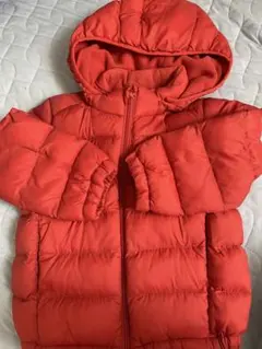ユニクロ　赤いフード付きダウンコート