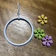 鳥用おもちゃ 花型アクセサリー付き　ブランコ