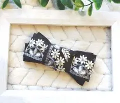 フラワー　インド刺繍リボンバレッタ（ブラック×ホワイト）