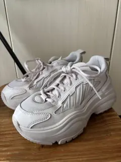 adidas ライトベージュ　スニーカー　ローカット