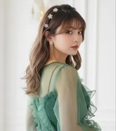 透明感とビジューのキラキラが可愛い 小さなお花のバンスクリップ