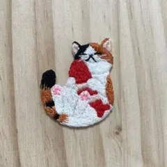 ハンドメイド 刺繍ブローチ 居眠り猫 エビ 三毛猫