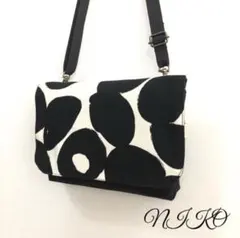 大人の4wayミニショルダー　モノトーン スマホポシェット　移動ポケット　ポーチ