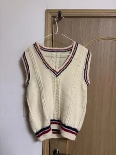 クリーム色 Vネック ニットベスト