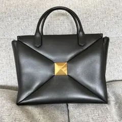 【新品未使用】VALENTINO ワンスタッズ　ナッパレザー　黒ハンドバックのサムネイル