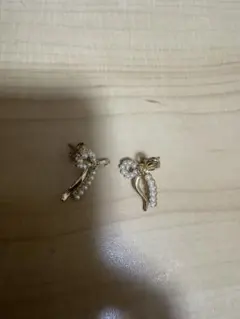 リボンモチーフ パール調ピアス ゴールドカラー