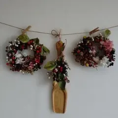 多色の木の実と小花のドライフラワーリースと木製スコップ、メルカリ発送