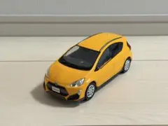 トヨタ AQUA イエロー カラーサンプルミニカーのサムネイル