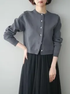 新品☆メタルボタンクロップドポリエステルカーディガン　チャコールlumier同型