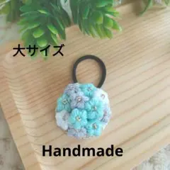 ハンドメイド 小花モチーフのヘアゴム （パステルグリーン×グレー）大サイズ