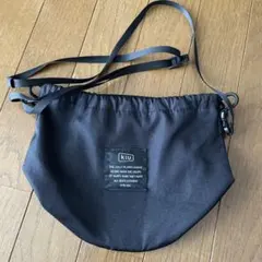kiu 巾着型 ショルダーバッグ ブラックのサムネイル