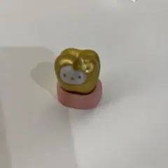 ハローキティ 金色の歯型カプセルトイ