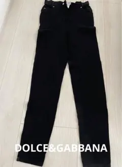 黒 スキニーパンツ