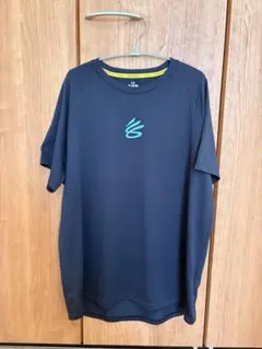 アンダーアーマー(カリー)ブラック ロゴ入り Tシャツ